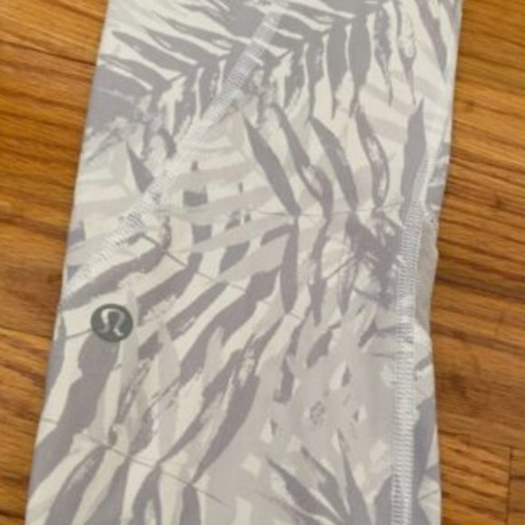 LULULEMON inspire tight II size 4 - Picture 2 of 6